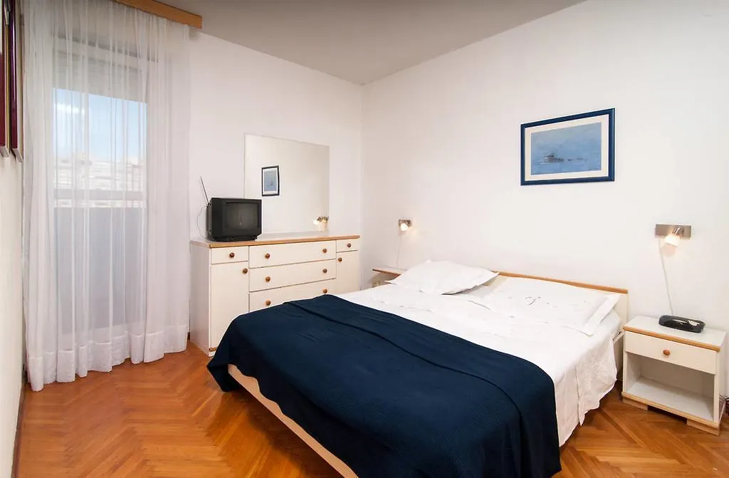 Apartment Definis Split 0*,