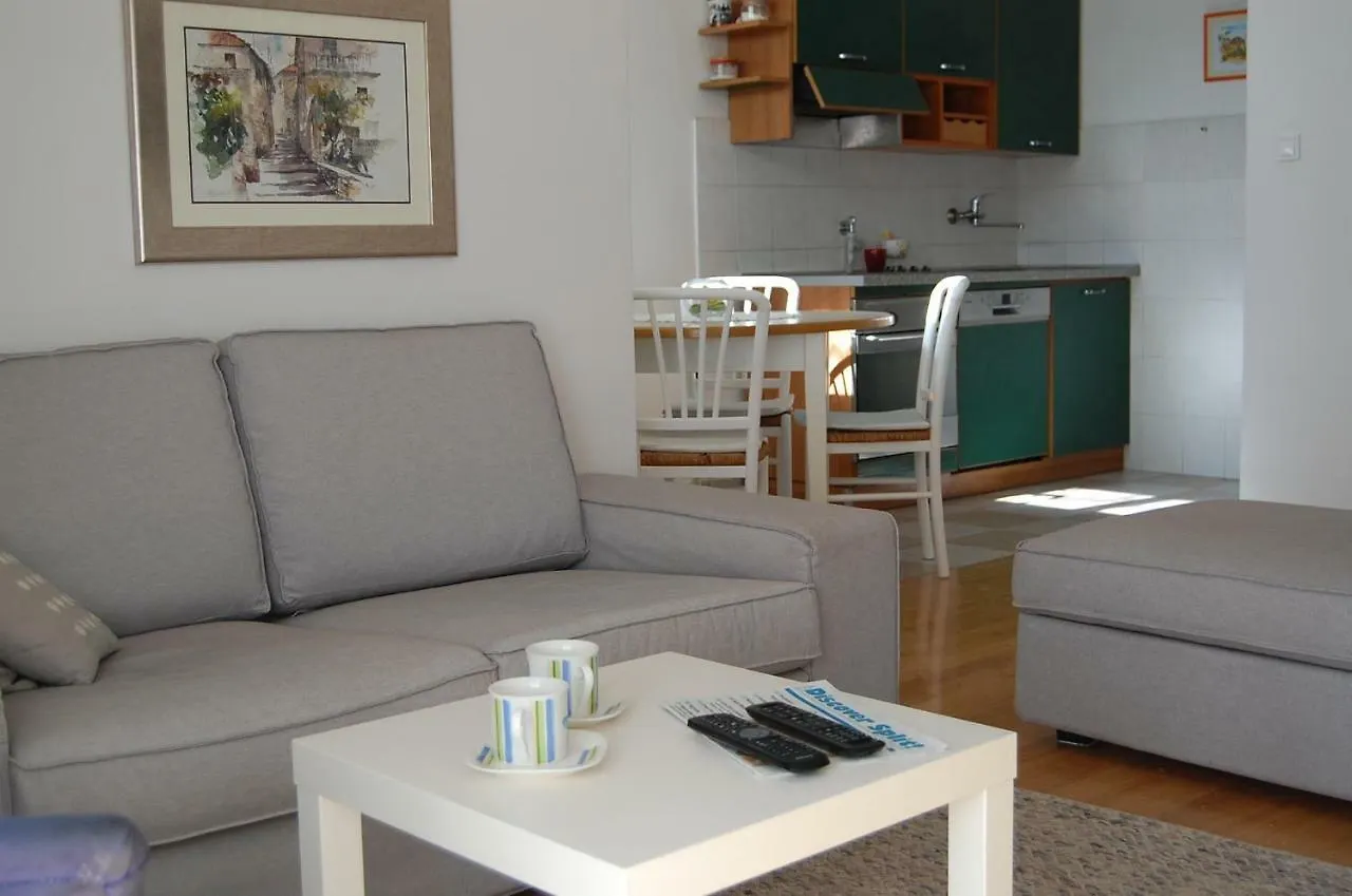 Apartment Definis Split 0*,  Croacia