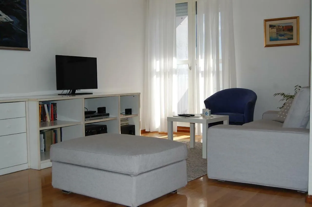 Apartment Definis Split Croacia